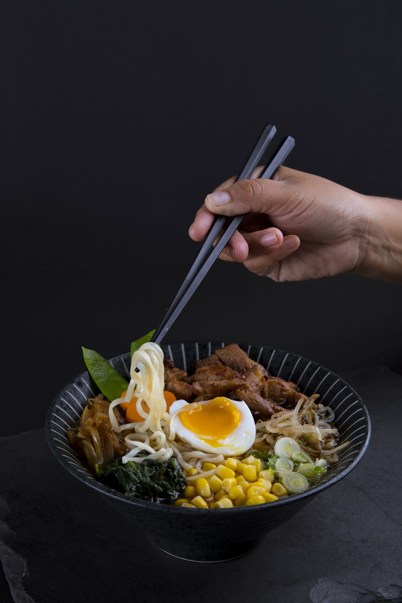 连锁门店后厨端出的一碗热汤面，AI 正在实时核算这一单的成本与毛利